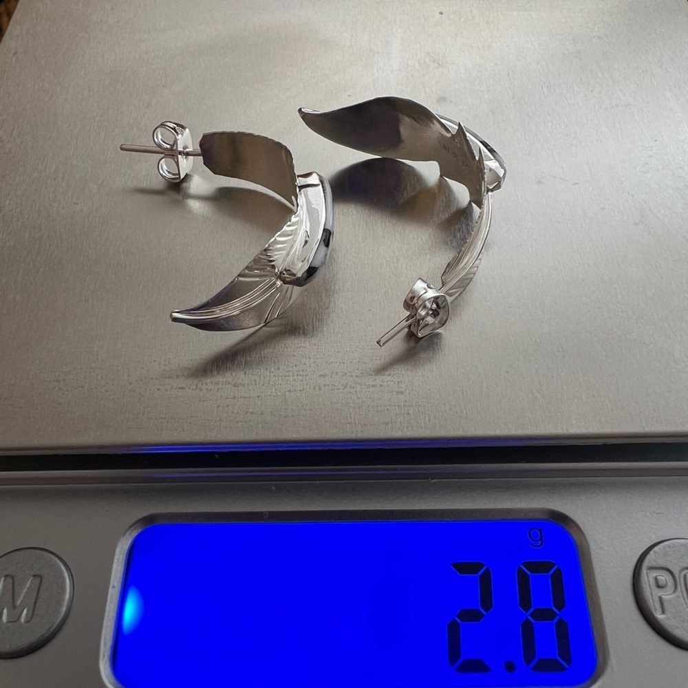 ❤️ Native Signed “Allen Barney” White Buffalo Feather Half Hoop 925 Earrings - Picture 9 of 10
